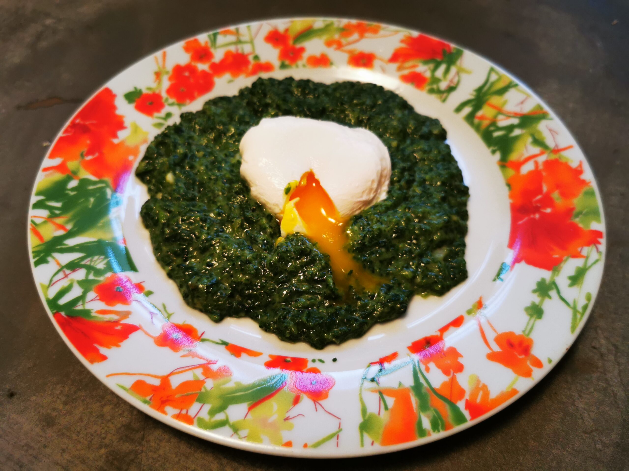 Creamy spinach with milk and garlic Thumbnail