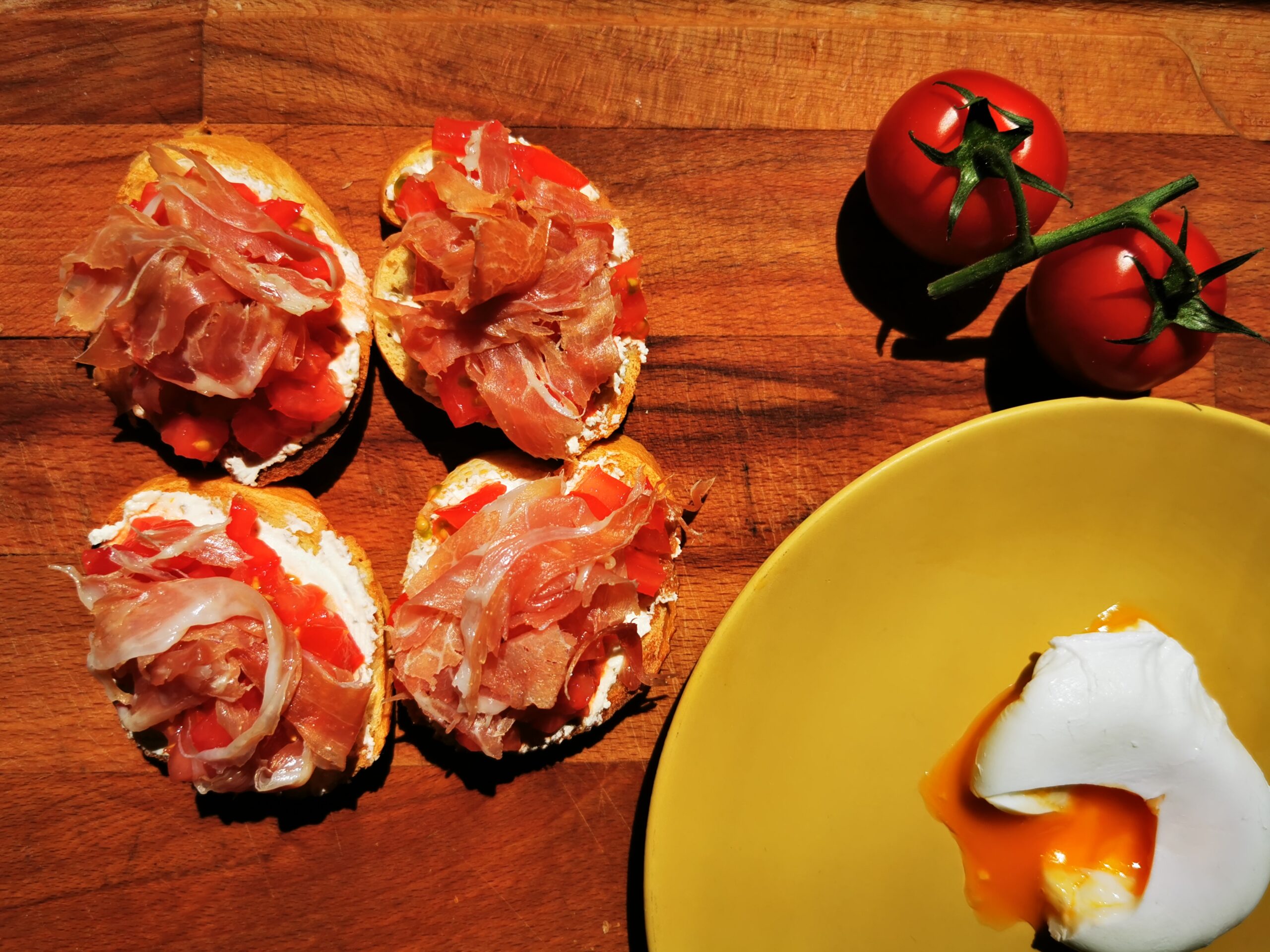 Bruschetta with prosciutto and tomatoes Thumbnail